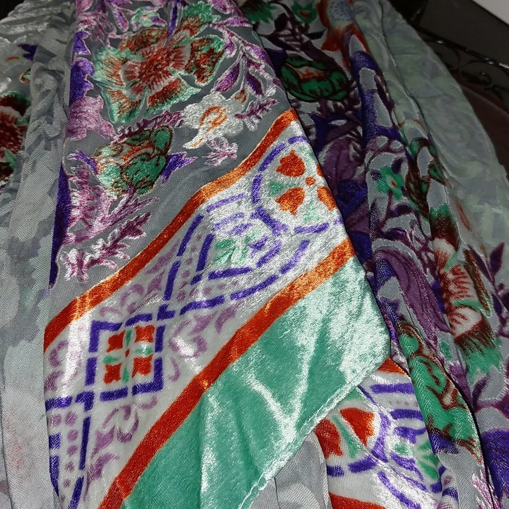 Floral shawl - Picture 3 of 4